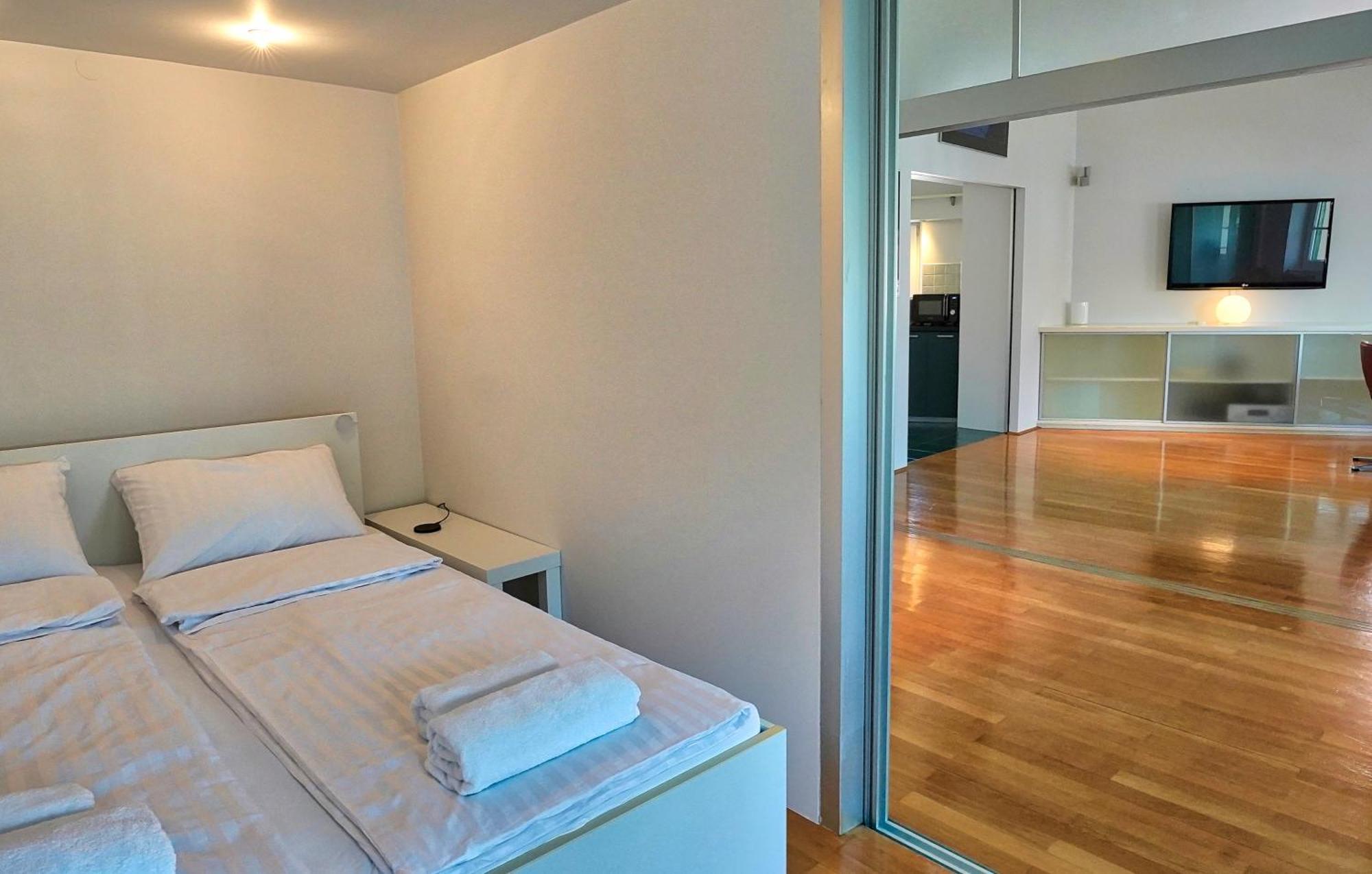 Poet Apartment Ljubljana Bagian luar foto